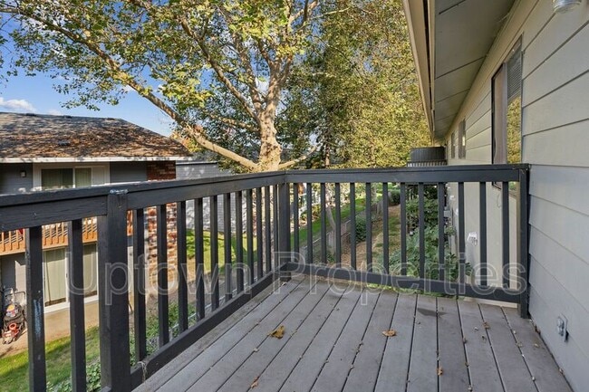 Building Photo - 5660 SW 180th Ave