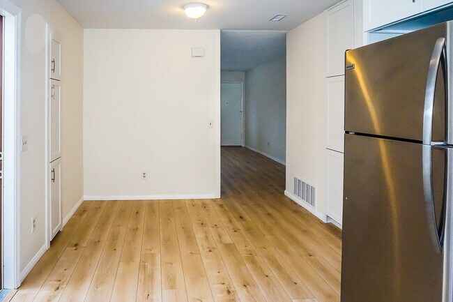 Building Photo - Detached home centrally located in Linda V...