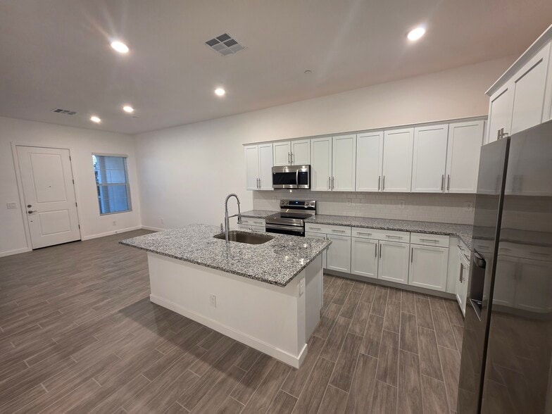 Building Photo - 8232 E University Dr