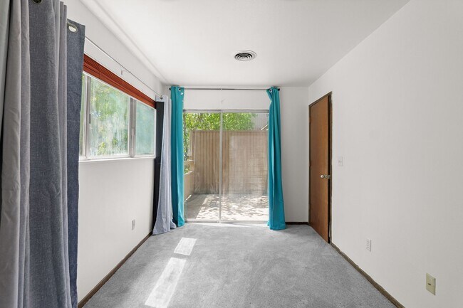 Building Photo - 2 Bedroom, 1.5 Bathroom Townhome-Style Condo in Tanasbrook, Near Tanasbourne!