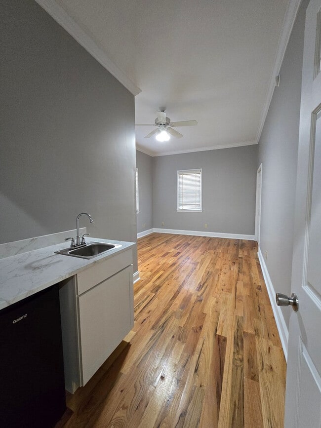 Building Photo - 900 Race Track Rd