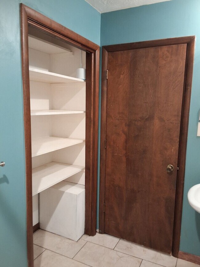 Building Photo - Oak Ridge 37830 - 4 bedroom 2.5 bath - call Sharon Arnwine 865-313-7215