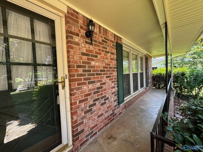 Building Photo - 1925 Lynnbrook Dr SW