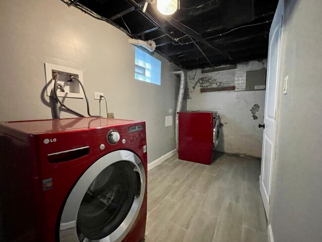 Building Photo - Newly Renovated 2-bed 2-bath - In Unit Lau...