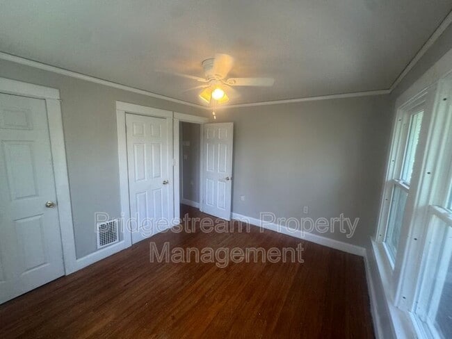 Building Photo - 144 W Parkwood Dr