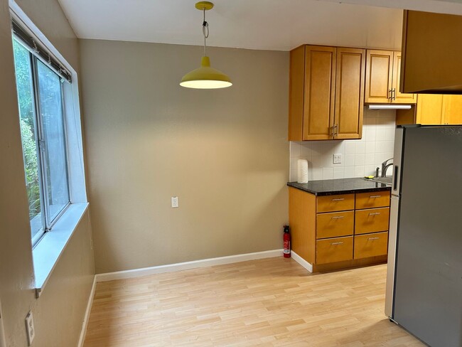 Building Photo - Ground floor unit newly remodeled near BAR...