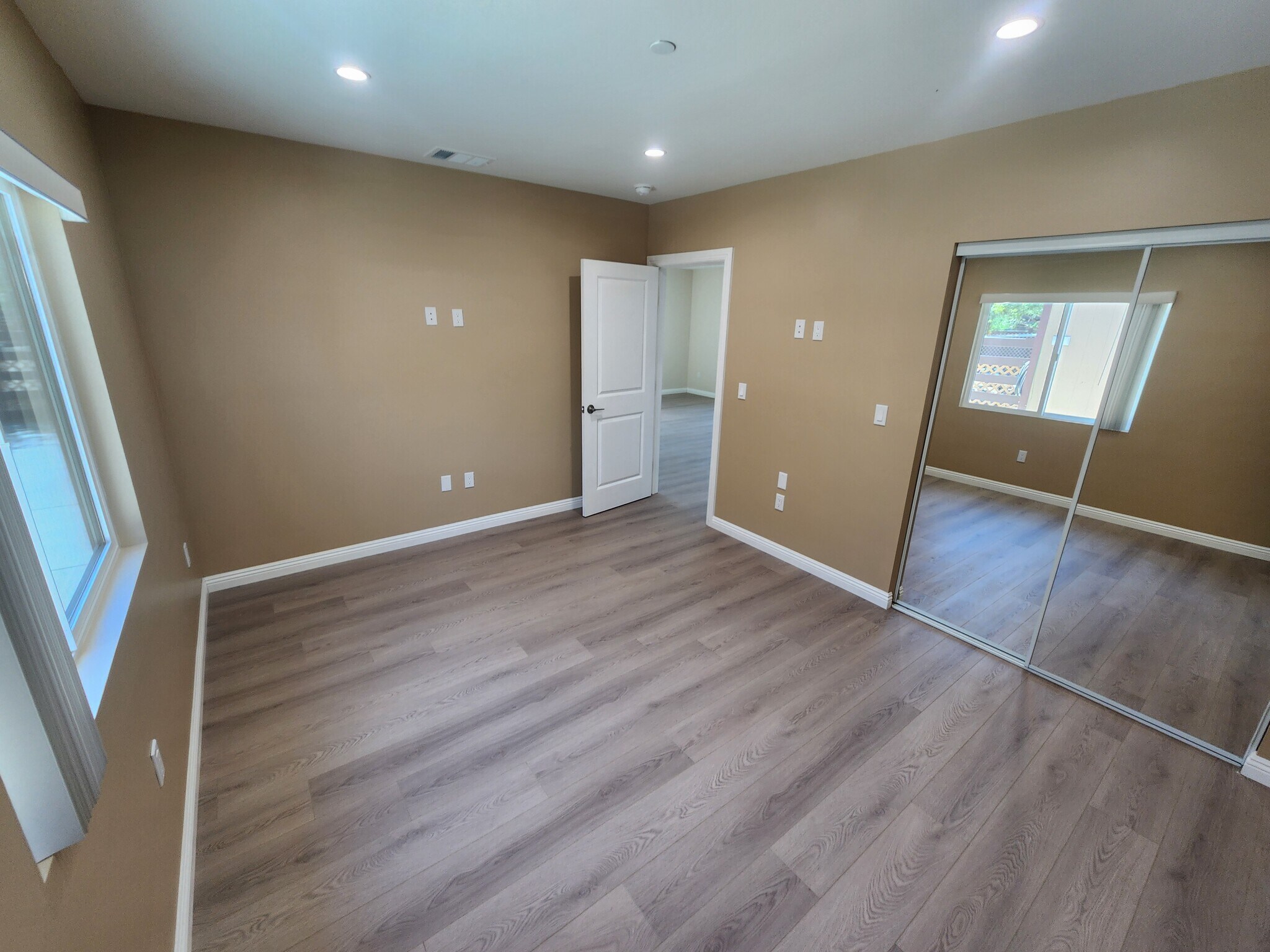 Building Photo - 10941 Walnut Dr