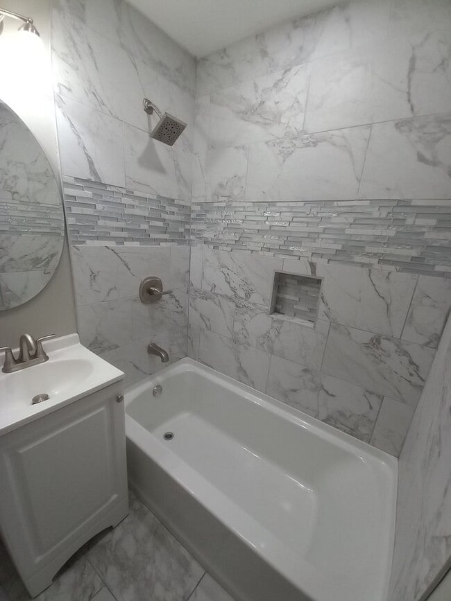 Building Photo - Newly updated 2 Bedroom Home
