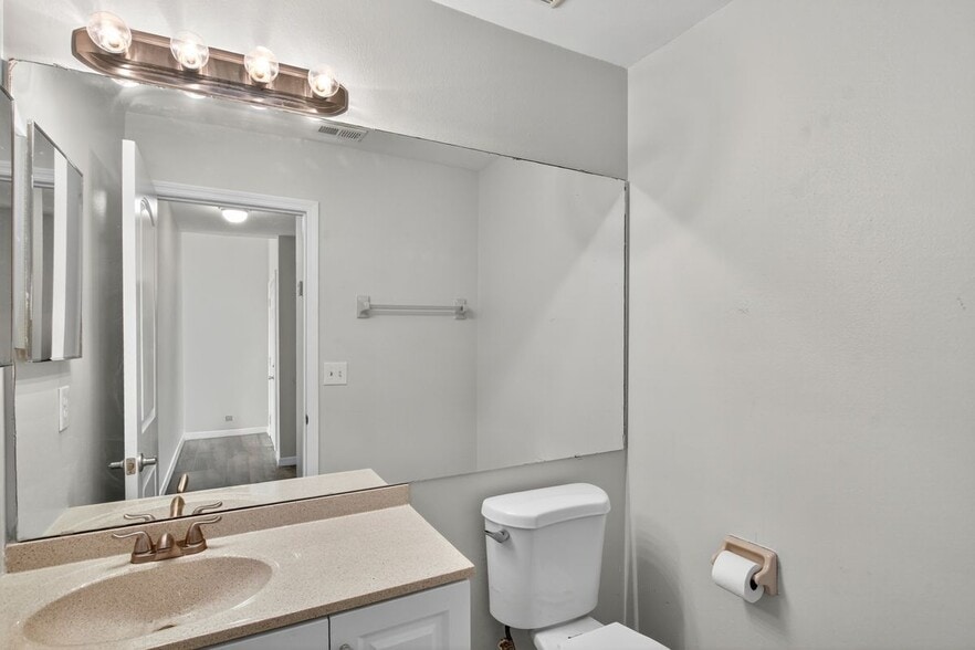 Building Photo - 250 Lakebreeze Cir