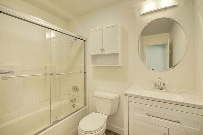 Building Photo - 2Bd/1Ba Issaquah Duplex