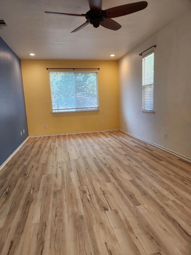 Building Photo - 1169 Syracuse Ln