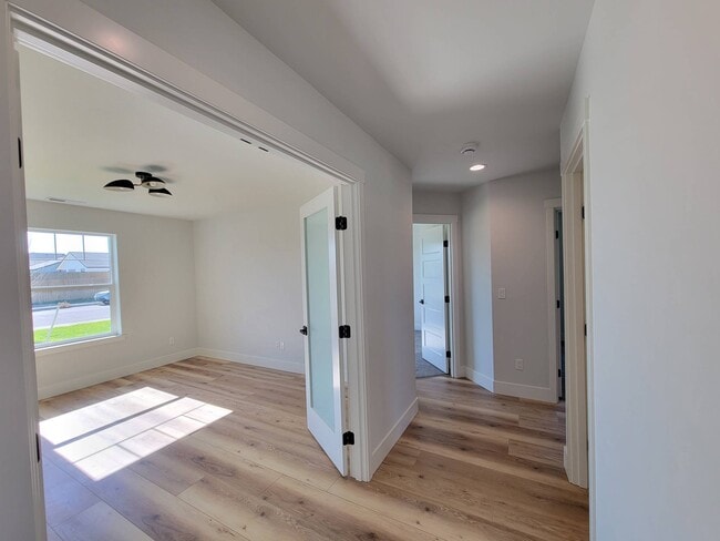 Building Photo - 4705 Corinth Dr