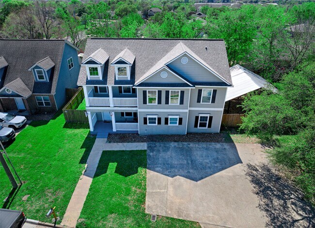 Building Photo - 1122 Detroit St