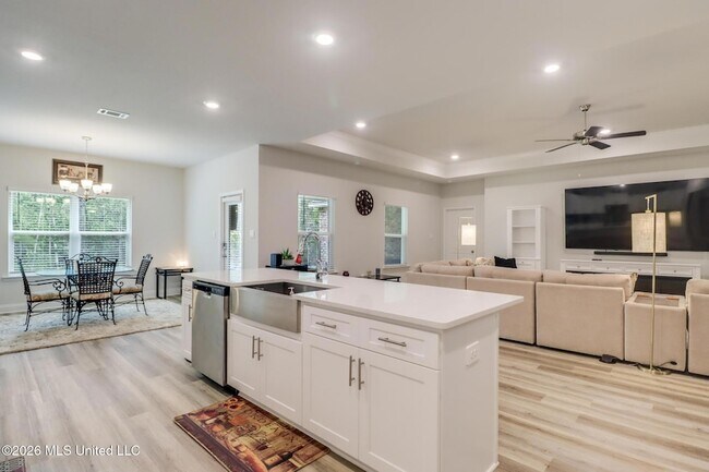 Building Photo - 4937 Fern Dr