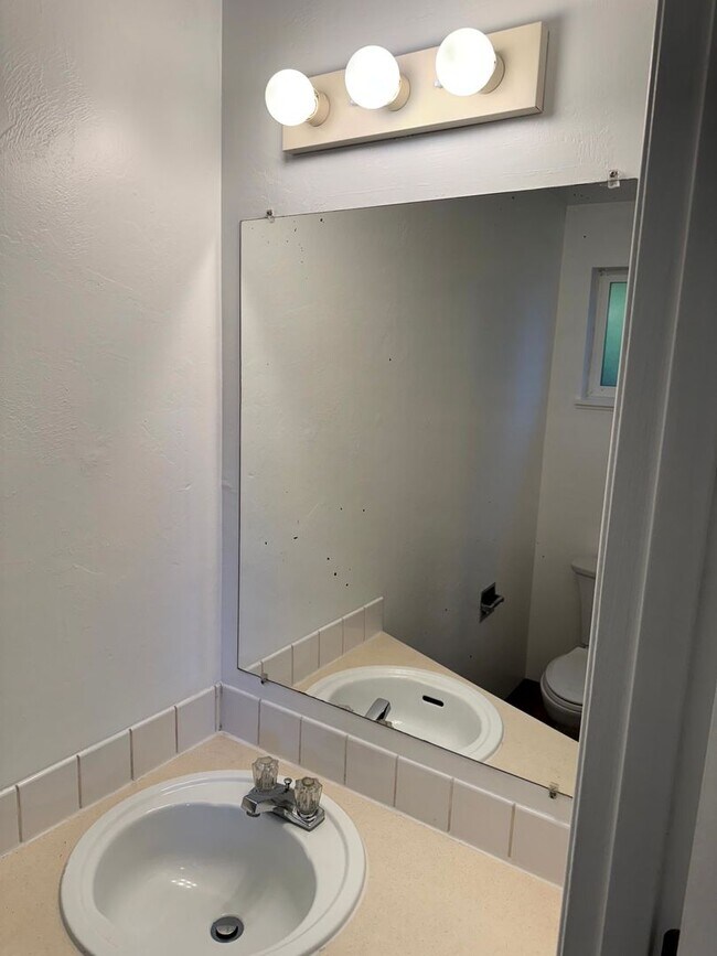 Building Photo - 2 Bedroom Duplex in Southwest Eugene