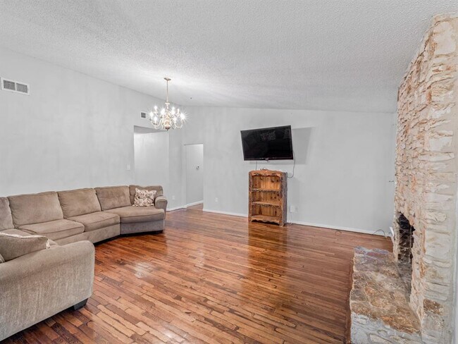 Building Photo - 404 Mulberry Dr