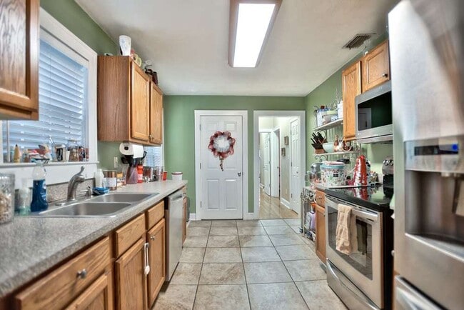 Building Photo - 4/3 House off of Bellevue! Available August 2026!