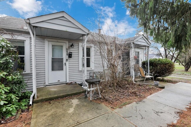 Building Photo - 590-592-592 Robinwood Ave