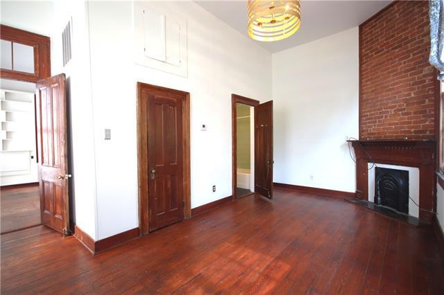 Building Photo - 1701 Prytania St