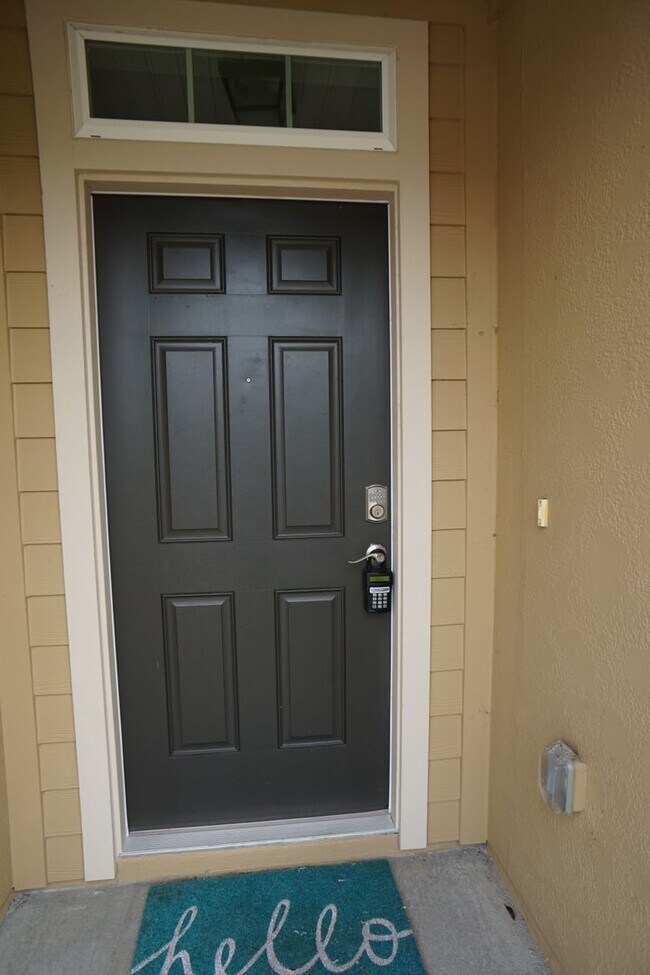 Building Photo - 4/2 Big Family Home In Adams Lake Availabl...