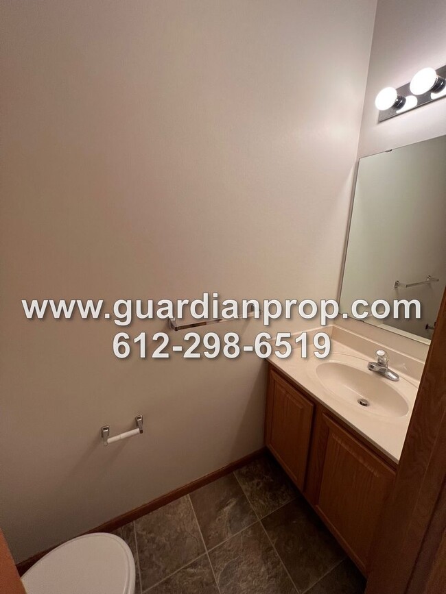 Building Photo - End Unit Woodbury Townhouse Available Now,...