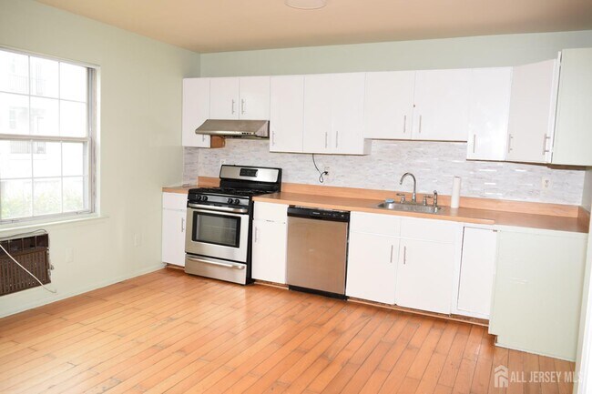 Building Photo - 31 Larch St