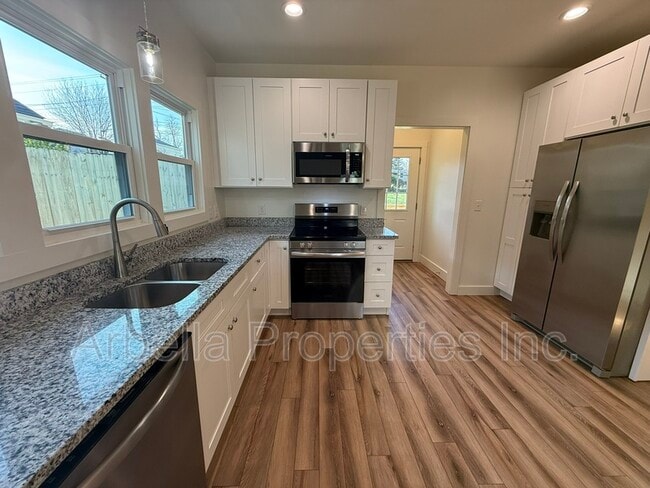 Building Photo - 829 Hamilton St