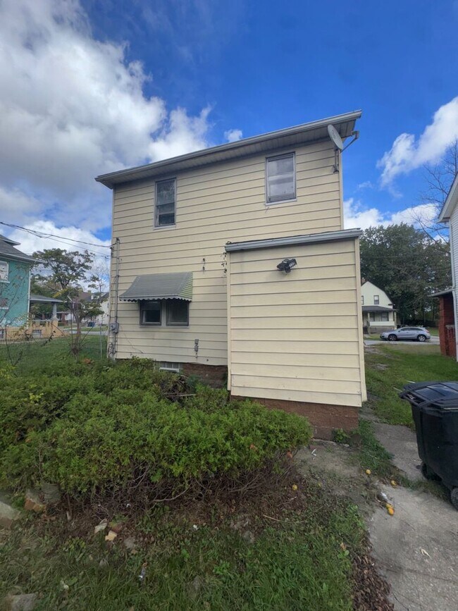 Building Photo - Charming 3-Bedroom Property in Prime Location (SECTION 8 VOUCHERS ACCEPTED)