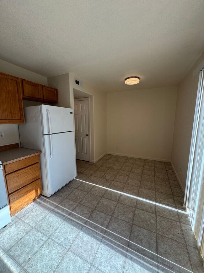 Building Photo - 1057 Lookingglass Rd