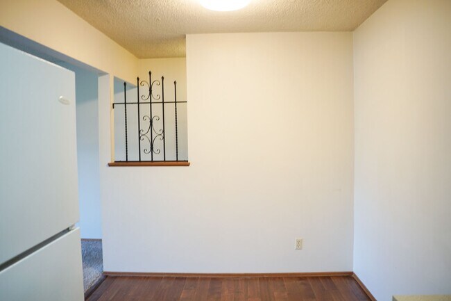 Building Photo - FREE RENT THIS MARCH! Close in NE-2 Bedroom, 1.5 Bath Ready Now!