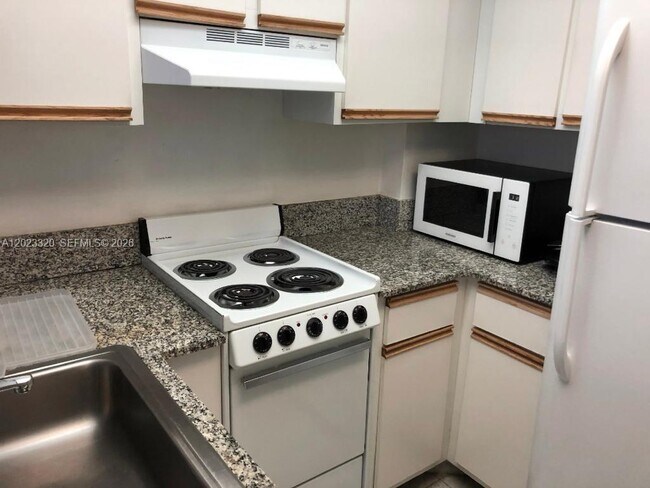 Building Photo - 540 Brickell Key Dr