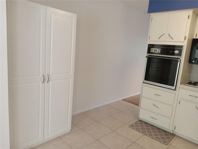 Building Photo - 2427 Rhodesian Dr