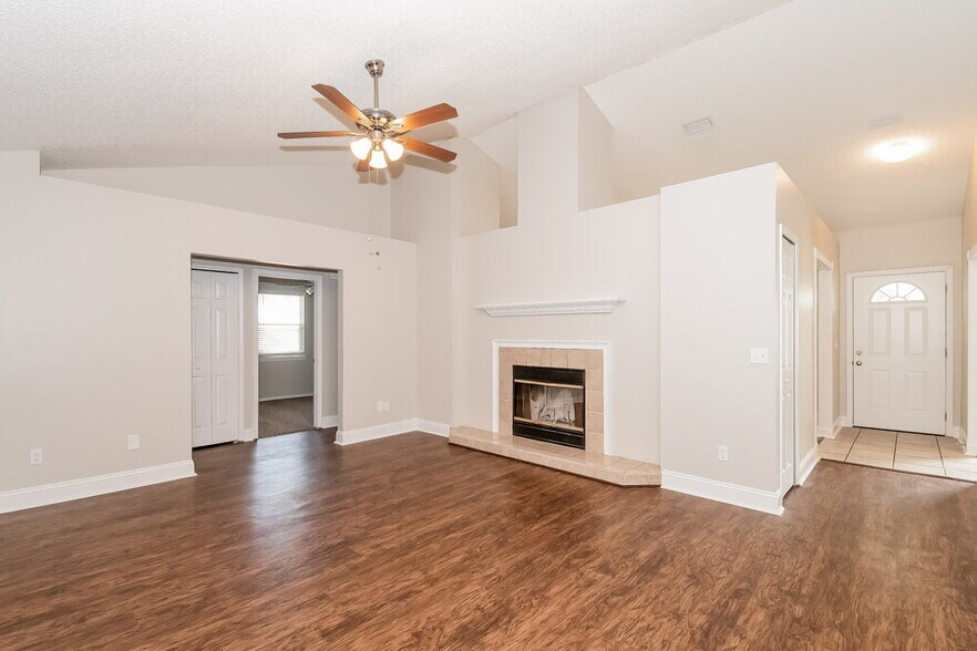 Building Photo - 606 Charles Pinckney St