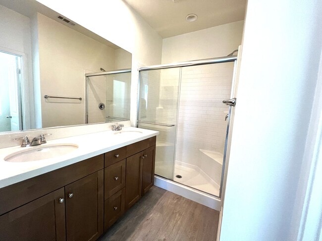 Building Photo - Beautiful 2 Bedroom, 2.5 Baths Townhome in...