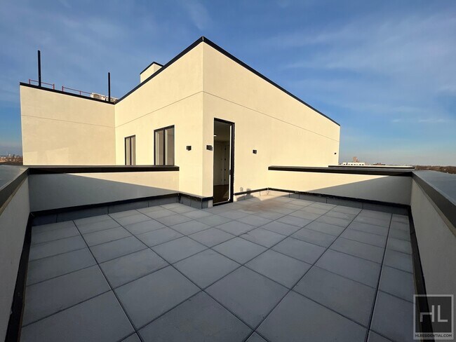 Building Photo - NEW YORK AVENUE