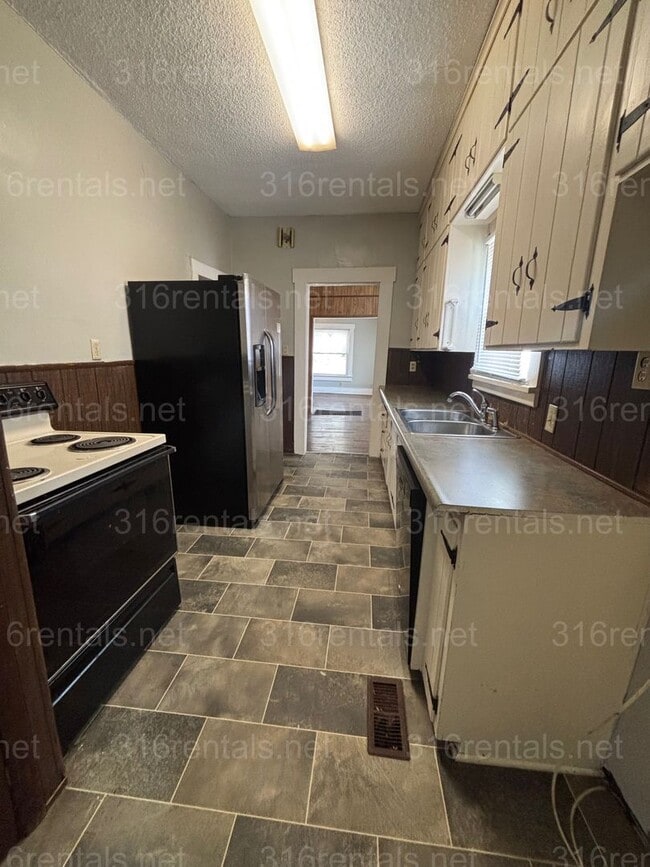 Building Photo - Three bedroom one bath freshly painted house available NOW!