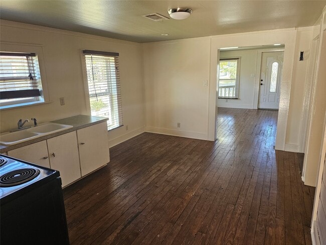 Building Photo - 5118 Pine Ave