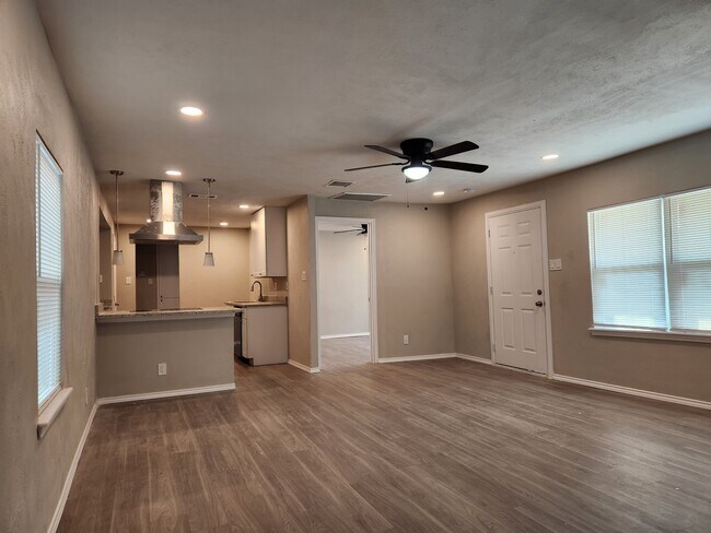 Open concept - 202 N Getzendaner St