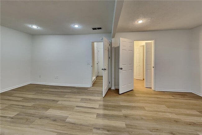 Building Photo - 1818 Cres Hill Dr NW
