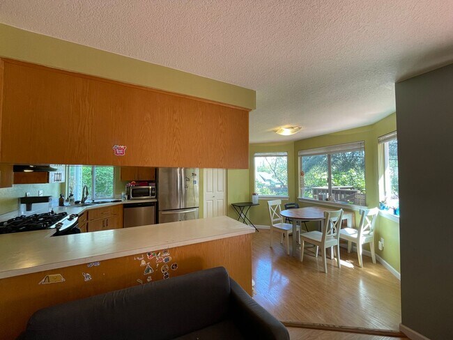 Building Photo - Charming Rock Creek 3 Bed 2.5 Bath - Centr...