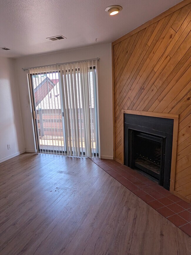Building Photo - 303 W Lehow Ave