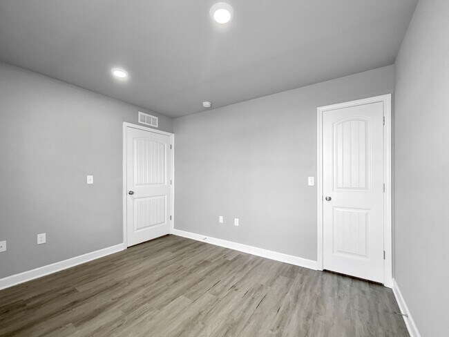 Building Photo - Beautiful Renovated Single Family Home | 3 BR/2BA Duplex| 1-Car Covered Parking |Spacious & Sunny...