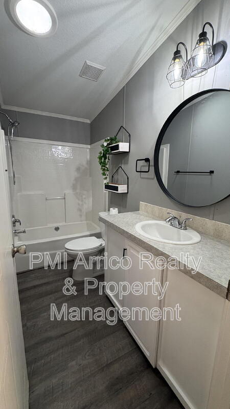 Building Photo - 712 Choo Choo Ln