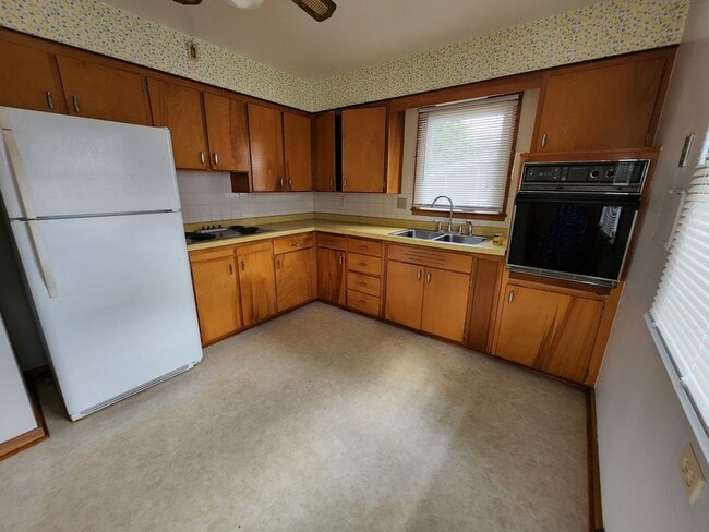 Building Photo - Great NE 3 bedroom 1.5 bath Near Center Po...