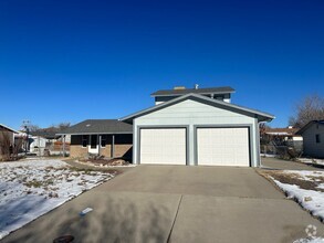 Building Photo - 3 bed 2 bath house 2 car garage