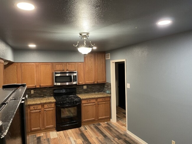 Building Photo - 9517 Mcintosh Dr