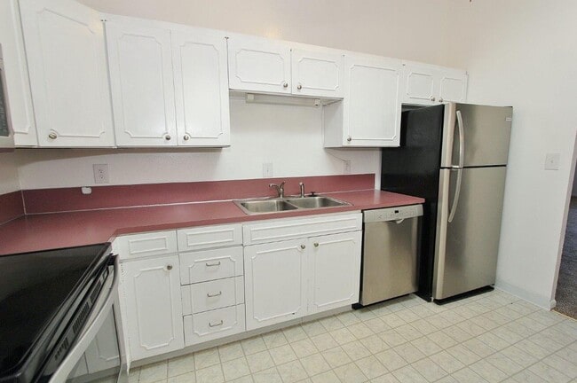 Building Photo - Clean Townhouse Centrally Located on the B...