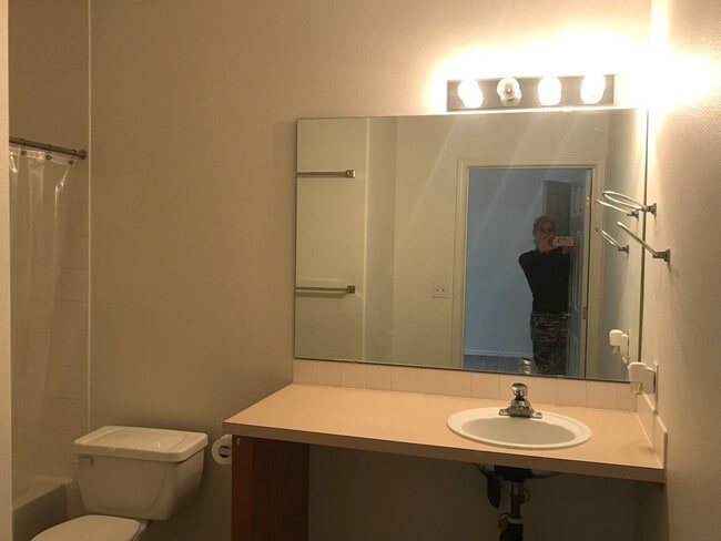 Building Photo - 4 Bed 3 Bath Gated Townhome Near Maplewood Golf