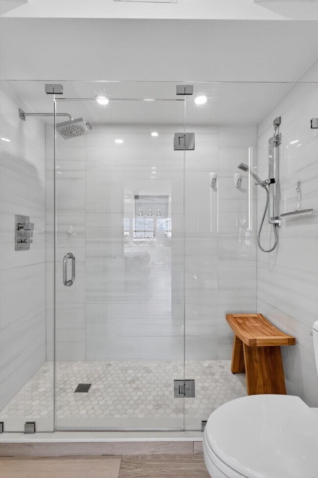 Building Photo - 1000 Lowry St