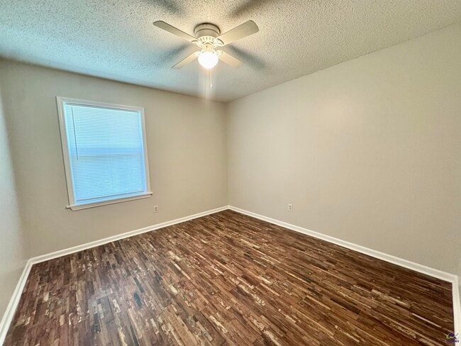 Building Photo - 102 Varee Dr